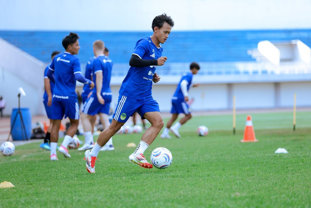 Pemain PSIM Jogja berlatih di lapangan