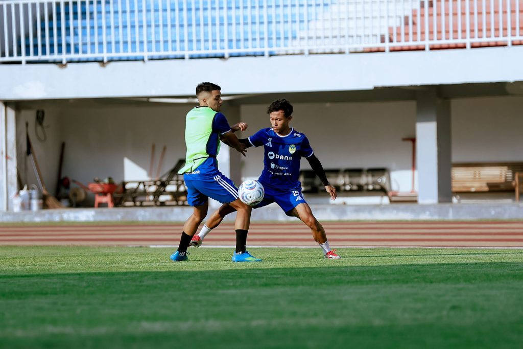 Dua pemain PSIM Jogja berlatih di lapangan